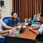 Diskusi tim dalam ruang rapat
