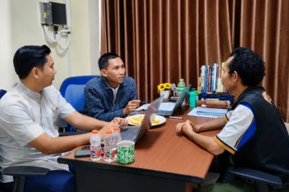 Diskusi tim dalam ruang rapat