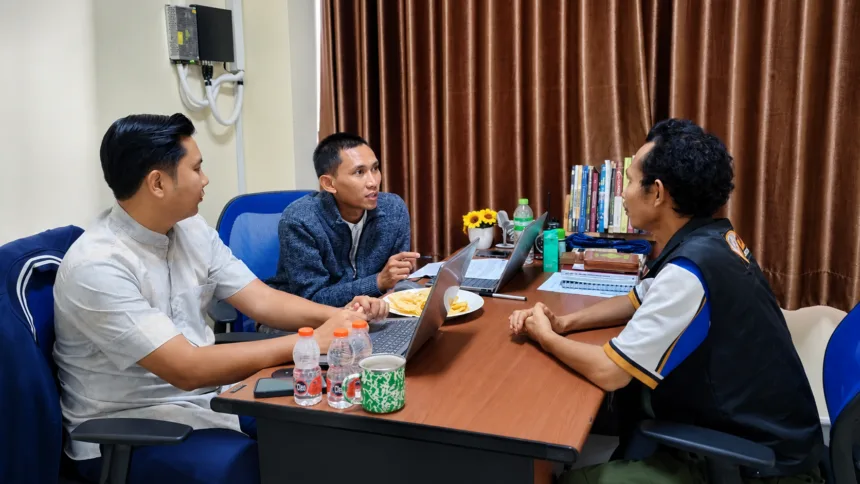 Diskusi tim dalam ruang rapat