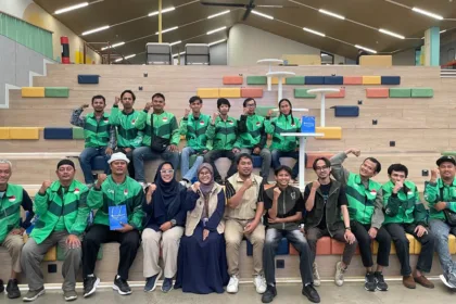 Alumni IK bersama peserta Program Paradaya 2.0 Ojek Online Tuli