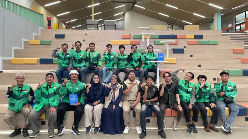 Alumni IK bersama peserta Program Paradaya 2.0 Ojek Online Tuli