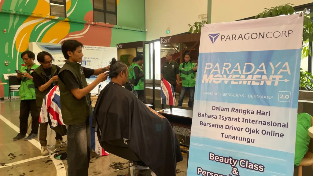 Layanan cukur rambut untuk driver ojol tuli