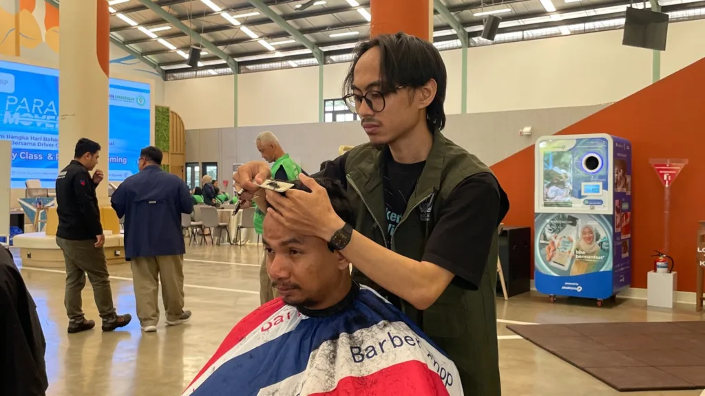 Alumni pangkas rambut IK mencukur driver ojol tuli