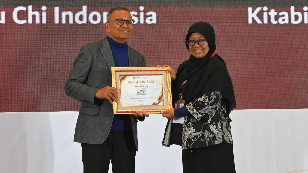 Perwakilan Institut Kemandirian Dompet Dhuafa memegang piagam Disway Awards 2026 kategori Lembaga Sosial/Yayasan/Foundation