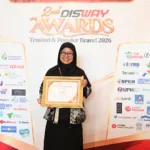 Perwakilan Institut Kemandirian Dompet Dhuafa memegang piagam Disway Awards 2026 – Trusted & Popular Brand 2026 kategori Lembaga Sosial/Yayasan/Foundation