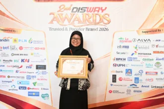 Perwakilan Institut Kemandirian Dompet Dhuafa memegang piagam Disway Awards 2026 – Trusted & Popular Brand 2026 kategori Lembaga Sosial/Yayasan/Foundation