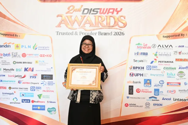 Perwakilan Institut Kemandirian Dompet Dhuafa memegang piagam Disway Awards 2026 – Trusted & Popular Brand 2026 kategori Lembaga Sosial/Yayasan/Foundation
