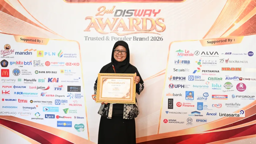 Perwakilan Institut Kemandirian Dompet Dhuafa memegang piagam Disway Awards 2026 – Trusted & Popular Brand 2026 kategori Lembaga Sosial/Yayasan/Foundation