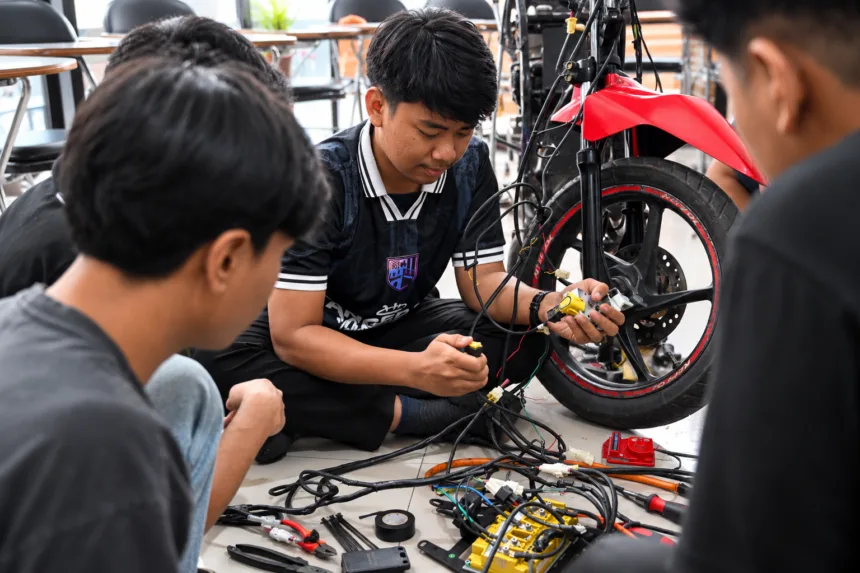 Pelatihan servis motor di Institut Kemandirian